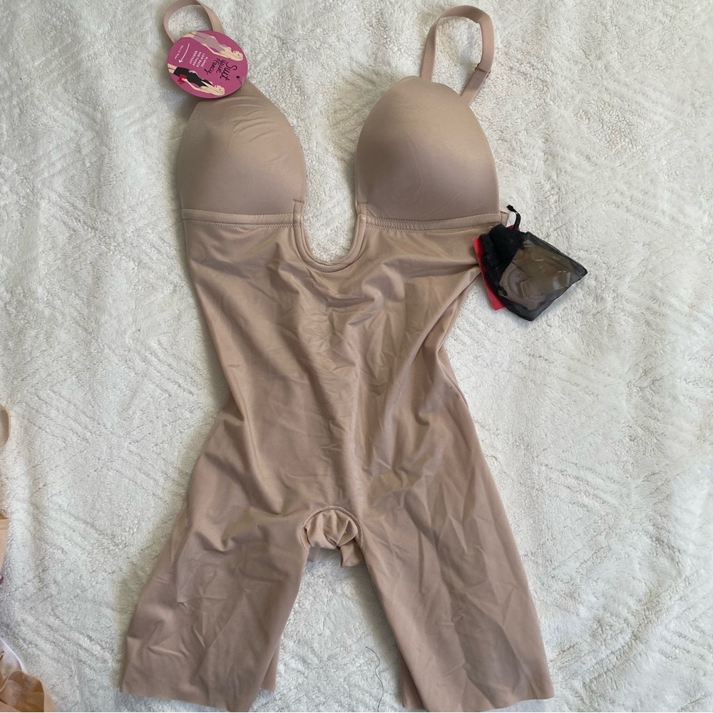 NWT Spanx. Plunge low back mid thigh bodysuit. Size medium - Picture 2 of 7